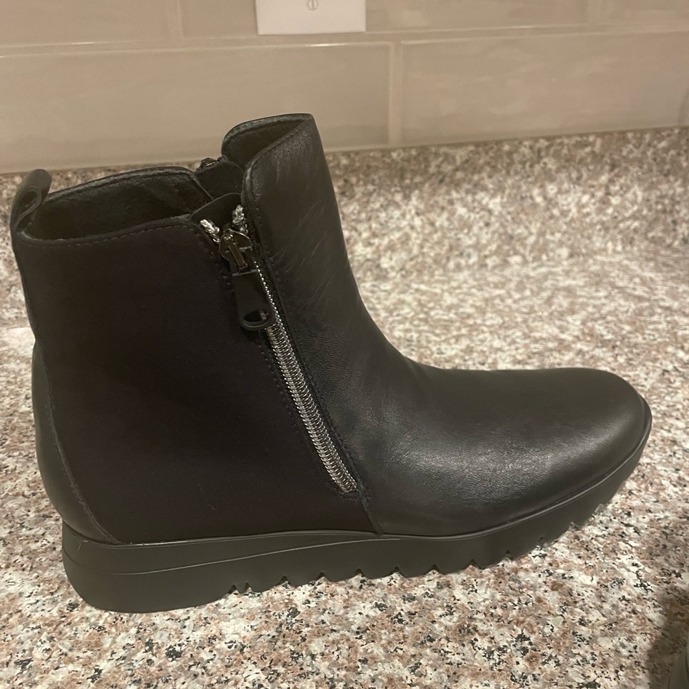 Brand new booties: Munro size 9